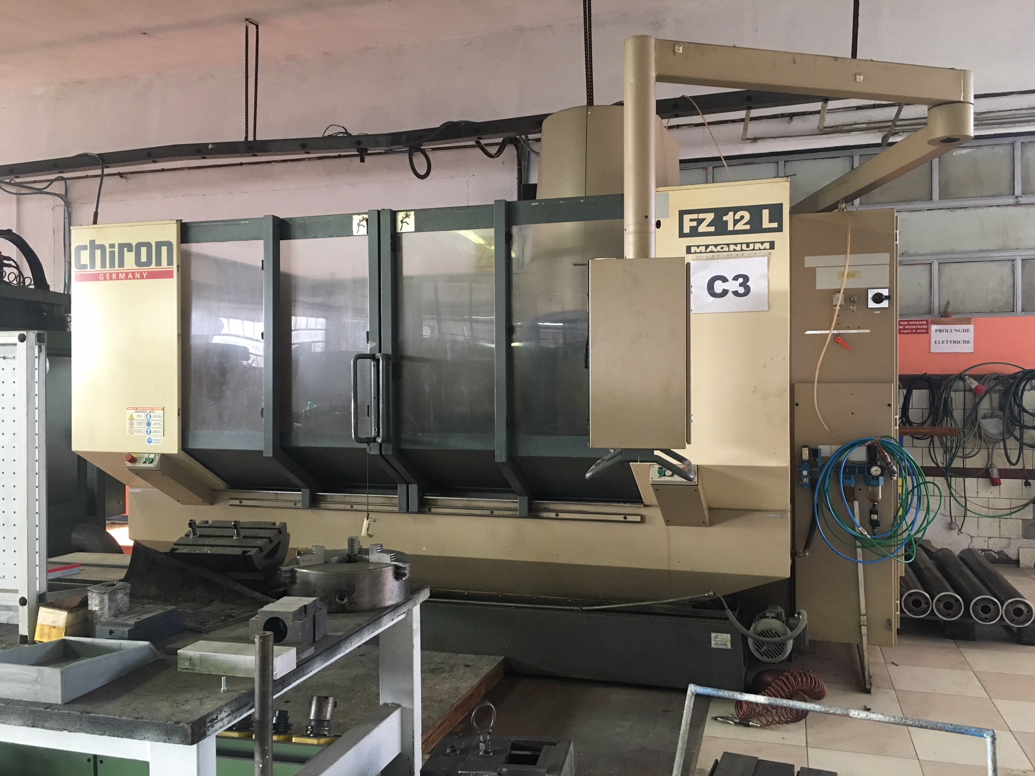 Centro di lavoro verticale CHIRON FZ 12L