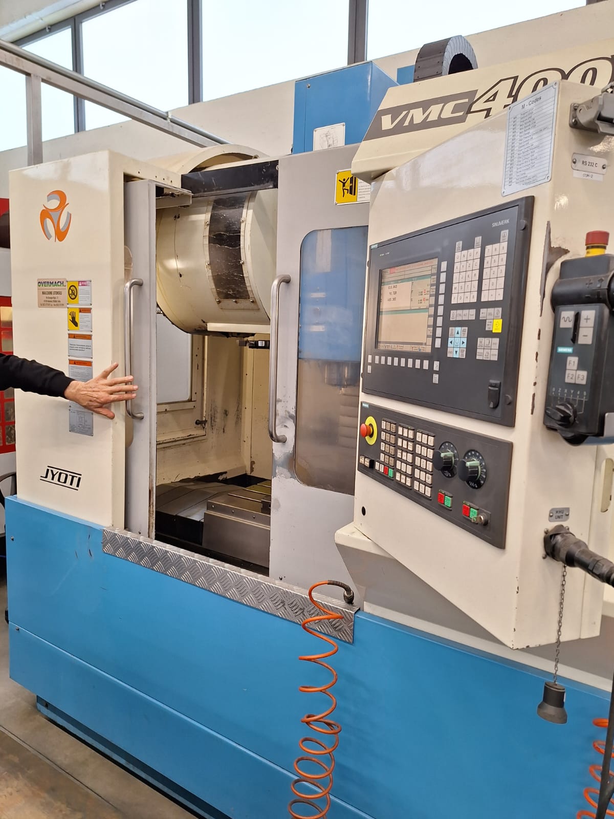 Centro di lavoro verticale JYOTI VMC 400V