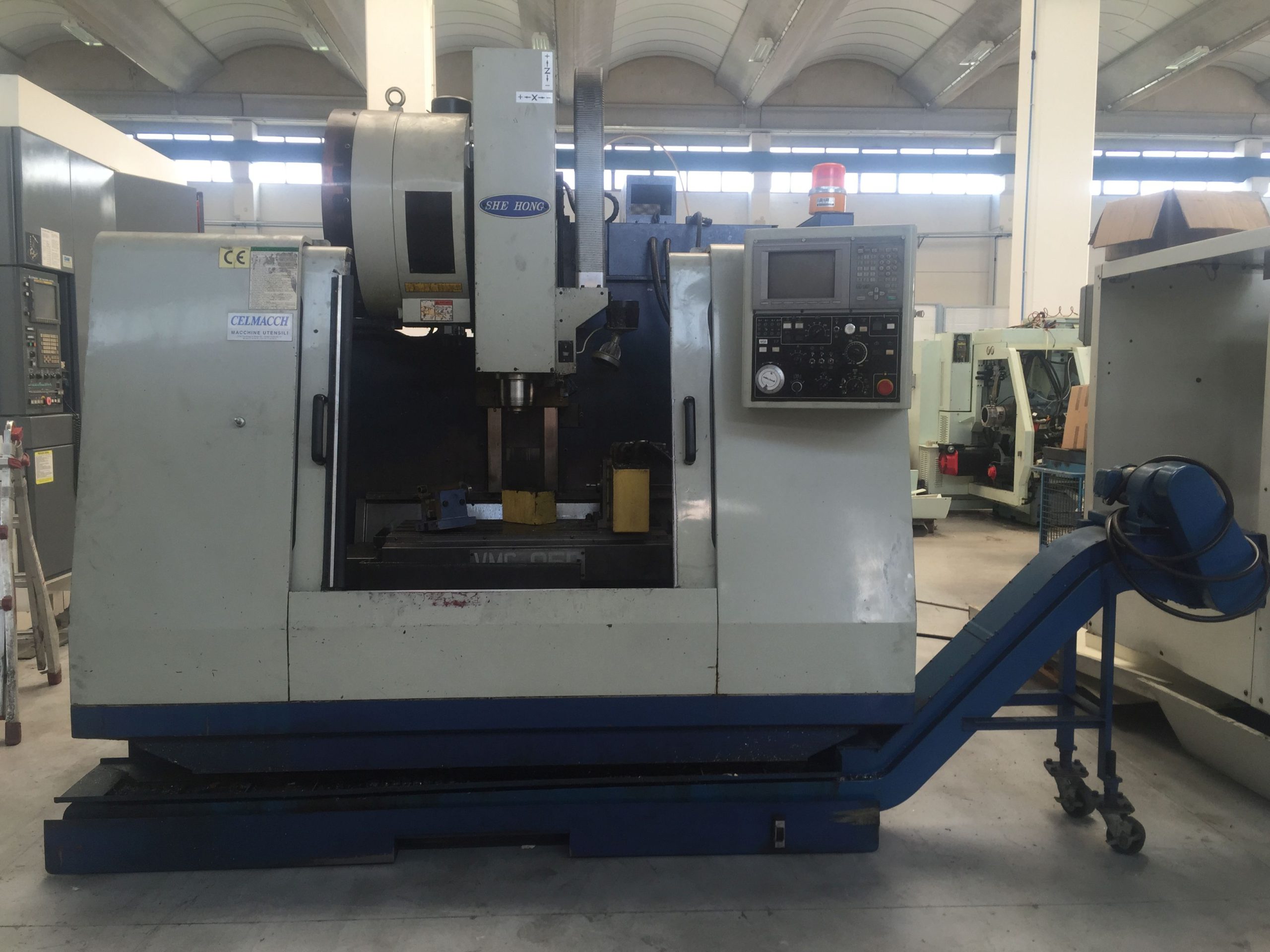 Centro di lavoro verticale SHE HONG VMC 850 A